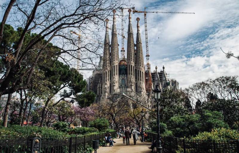 ETNIA BARCELONA : UNE MARQUE DE LUNETTES DE VUE À VELAUX